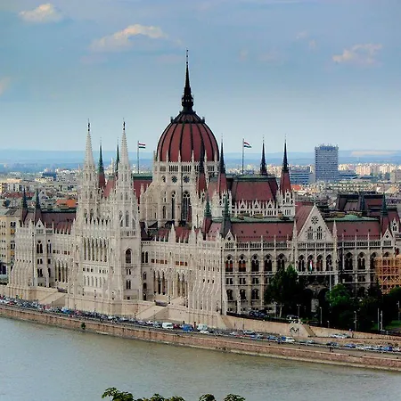 Adam's And Free Parking Budapest